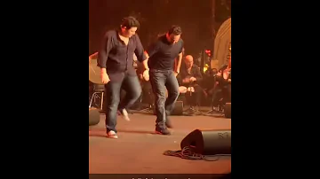 نجل عاصي الحلاني يفاجئ الجميع برقصة دبكة على المسرح 