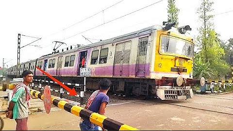 Stupid Man Stuck Railgate : High Speedy Train Skipped Dangerous & Furious at Railgate