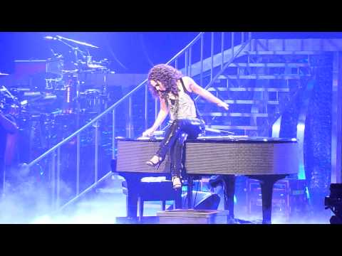 Alicia Keys Performing