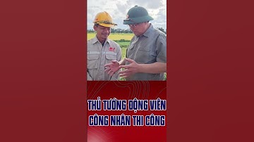 THỦ TƯỚNG PHẠM MINH CHÍNH TRAO ĐỔI VỚI CÔNG NHÂN THI CÔNG CAO TỐC BẮC - NAM