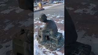 Скульптуры Астрахани: Чистильщик обуви / Astrakhan sculptures: The shoe cleaner