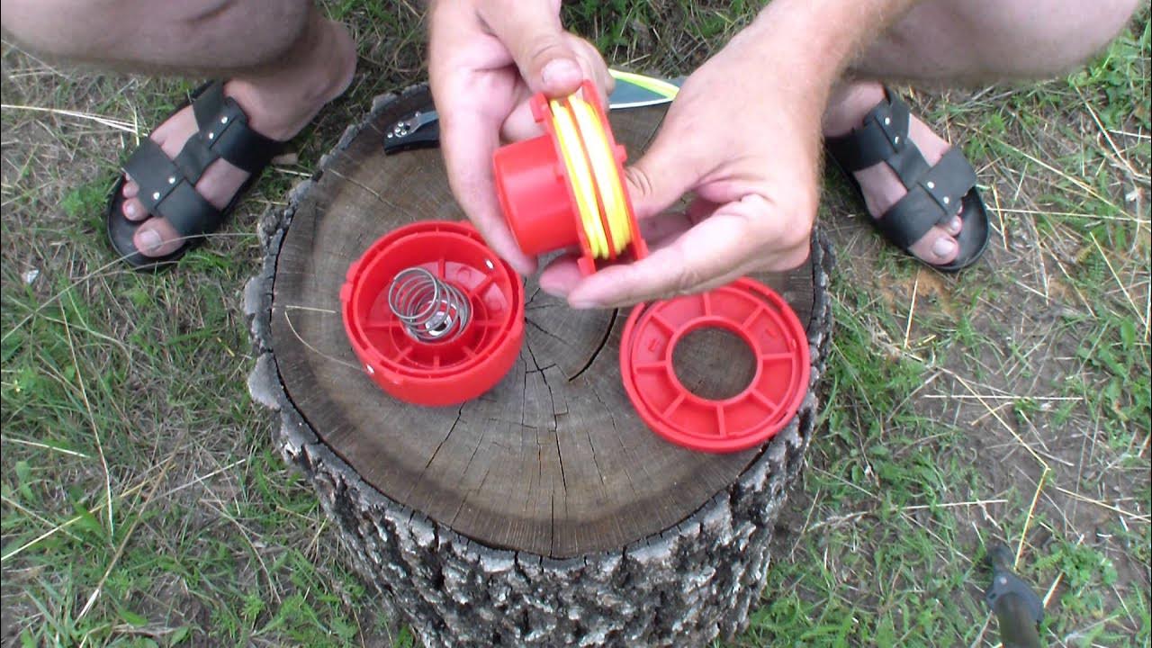 Почему выскакивает катушка из триммера. Катушка триммера mtd 600. Снятие головки с триммера. Сломалась катушка на триммер. Заправка лески в катушку триммера.