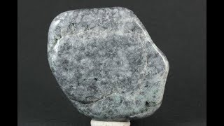 糸魚川産 黒翡翠 原石 磨き 137g / Japanese Jadeite