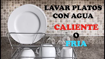 ¿Es mejor lavar los platos con agua caliente o fría?