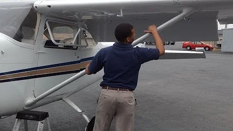 How to Preflight a Cessna 172 [HD]