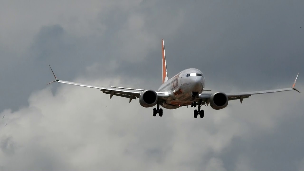 BOEING 737 MAX 8 GOL LINHAS AÉREAS GO-AROUND JUST A FEW FEET ABOVE THE RUNWAY 