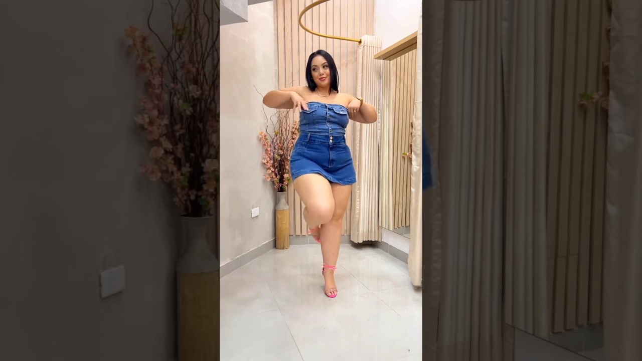 примерка джинсовых шорт 