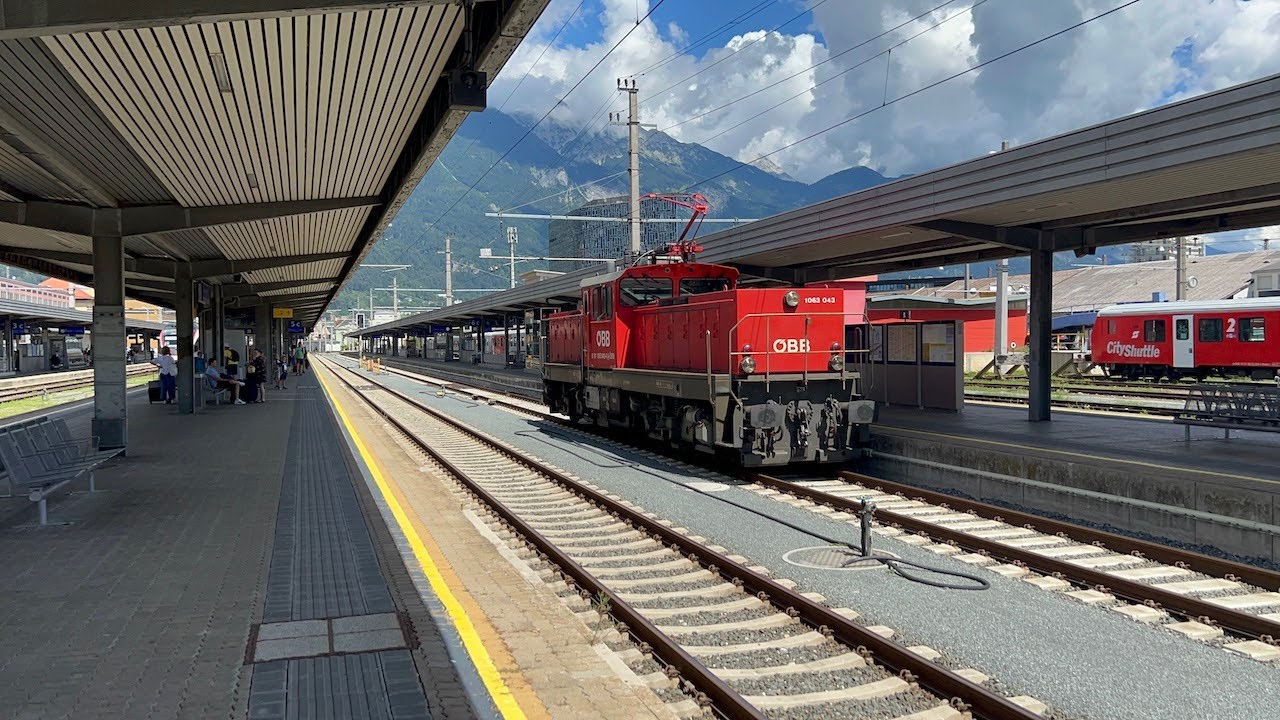 rangeer loc ÖBB 1063 op station Innsbruck
