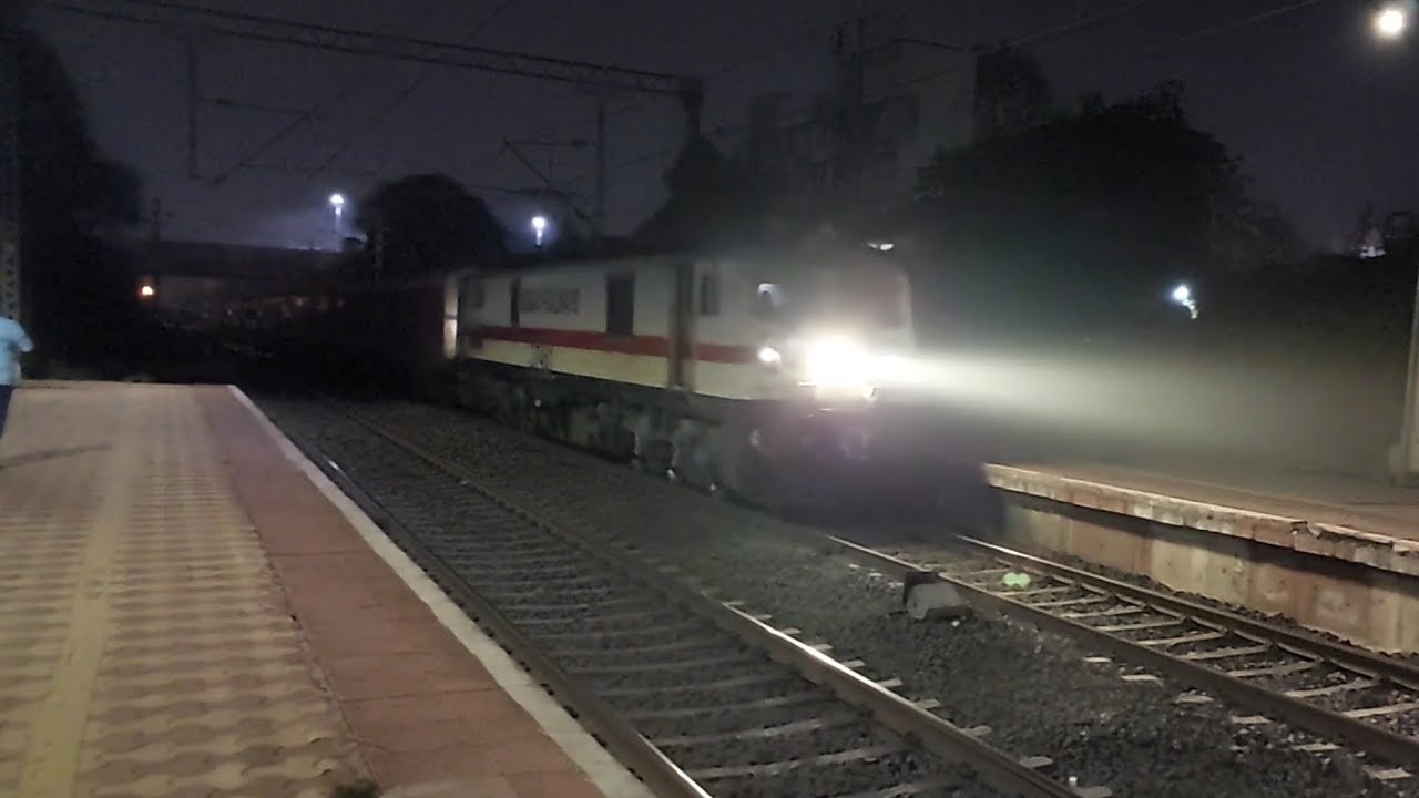 Close to 2 Hours Delayed Konark Express Led By LGD WAP-7 Makes Loud & Clear Tracksounds At Dapodi