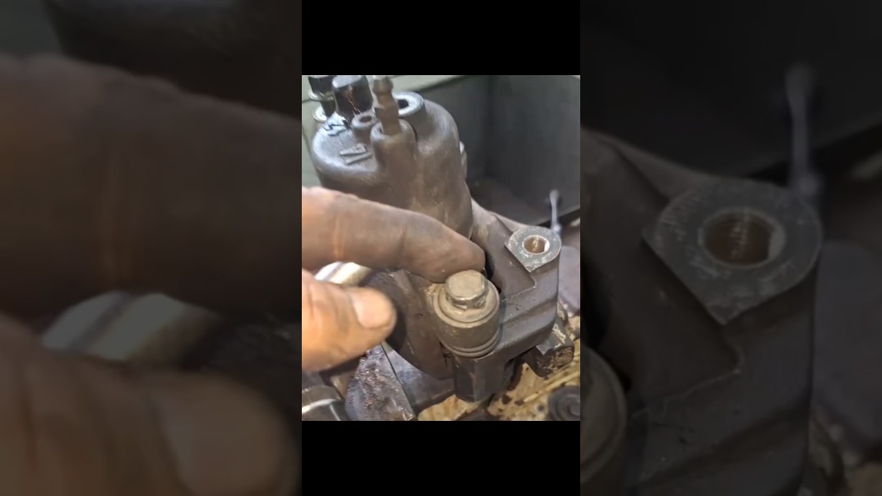 Tirando parafuso roçado roletado da pinça de freio do Renault Lívina com esta ferramenta