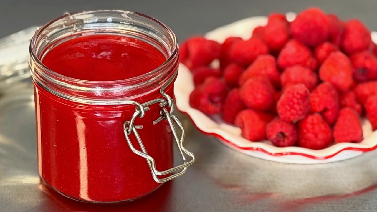 Homemade raspberry sauce recipe | fast, and deliciously smooth!