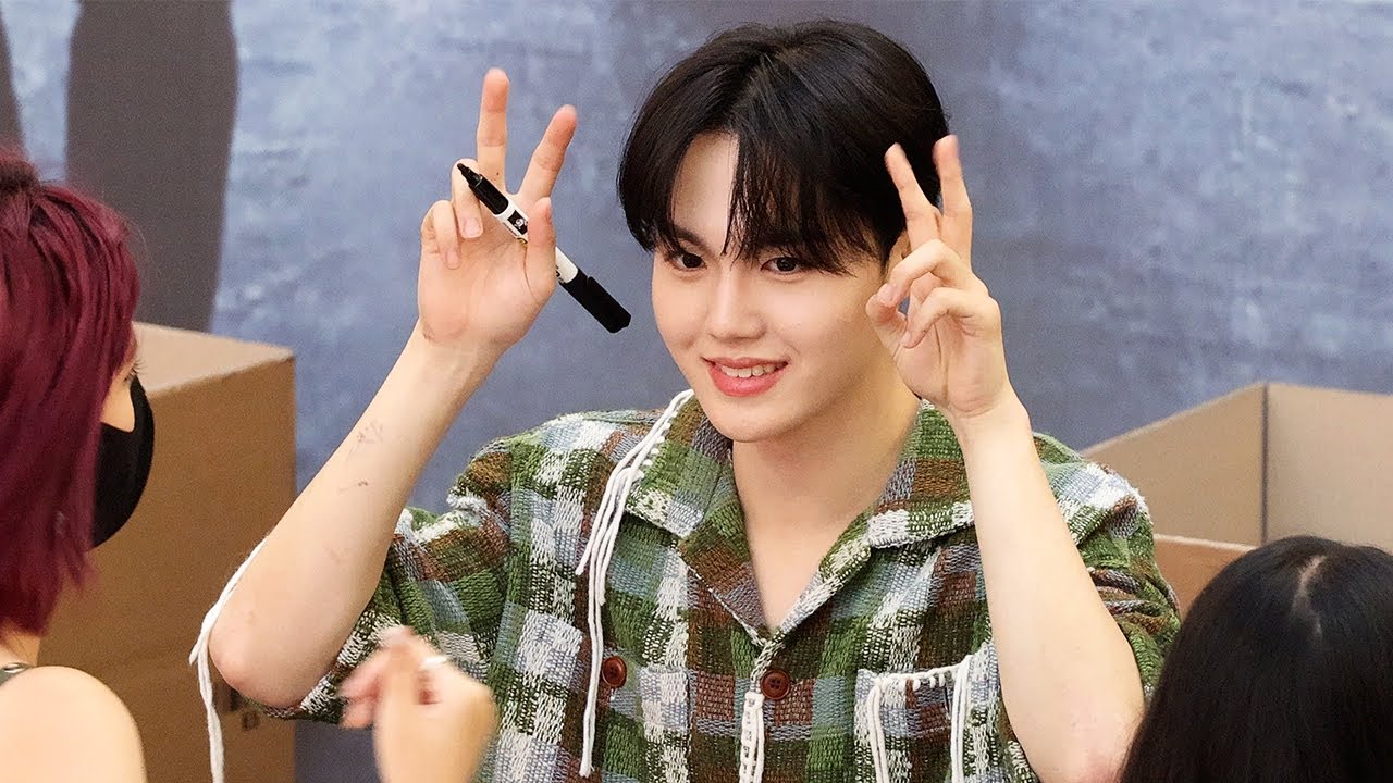 TREASURE (트레저) 사인중인 도영 (DoYoung's Fansign) | REBOOT 팬사인회 • 230812