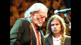 Vignette de la vidéo "Willie Nelson feat Lucas Nelson - No Place To Fly"