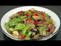辣椒炒茄子的家常做法，茄子不油炸不焯水，鲜辣滑嫩，香辣下饭。把茄子上锅蒸一蒸，再用撕成条，手撕茄子炒五花肉片，下酒下饭#手撕茄子#炒茄子#青椒炒茄子#辣椒炒茄子#青椒炒茄子#手撕茄子炒五花肉#小炒茄子