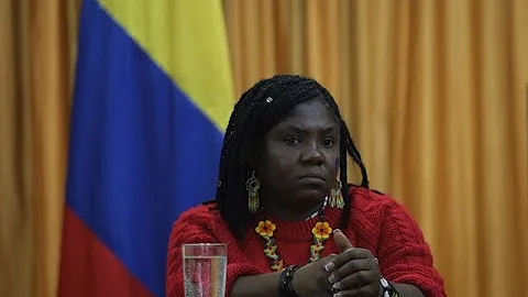 Hallan explosivo en va que conduce a casa de Franc...