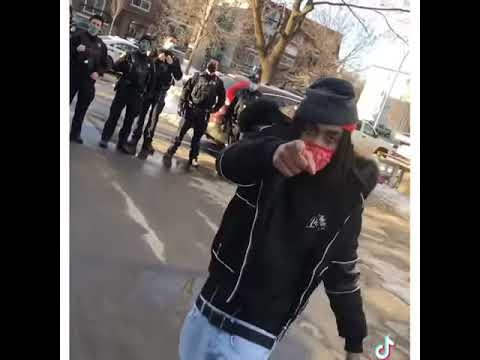 Jps danse devant une ligne de police  laval des rapides aprs ceux si ont shutdown son tournage