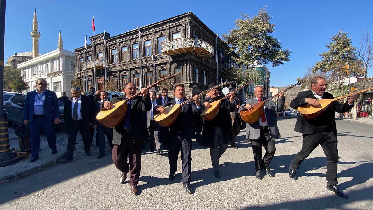 Kars’ta Aşıkların sazlı sözlü kortej yürüyüşü