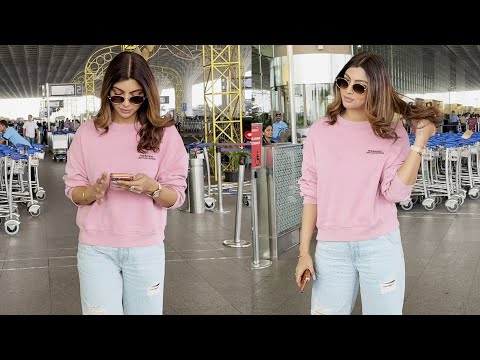 Akanksha Puri Spotted At Mumbai Airport
