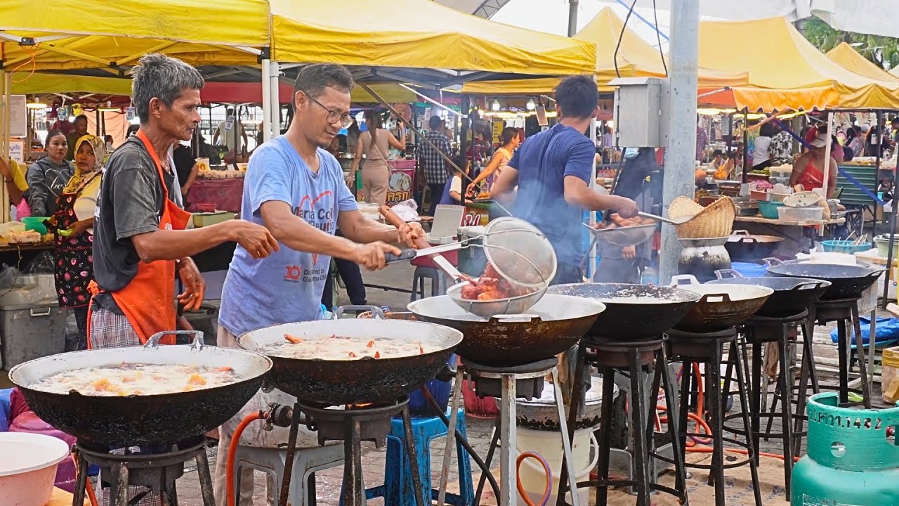 Домохозяйке нужно 10 воков, чтобы справиться с заказами на жареную курицу и бириани на острове Самуи