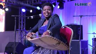 Sophie Nzayisenga yacuranze Inanga mu gitaramo cya Kayirebwa barumirwa