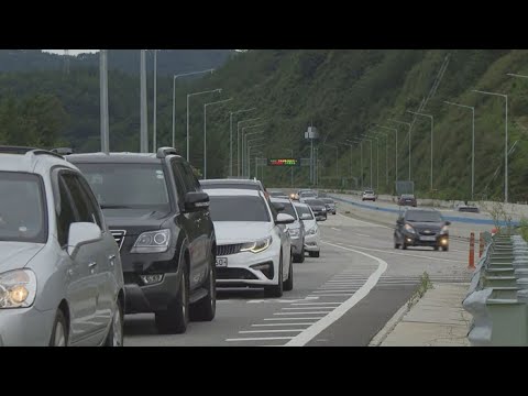 귀성행렬 <strong>계속</strong>…<strong>고속도로</strong> 휴게소 &amp;#39;북적&amp;#39; / 연합뉴스TV (YonhapnewsTV)