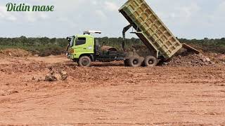 Dump truck  Hino 500 bongkar tanah timbun untuk jalan tol