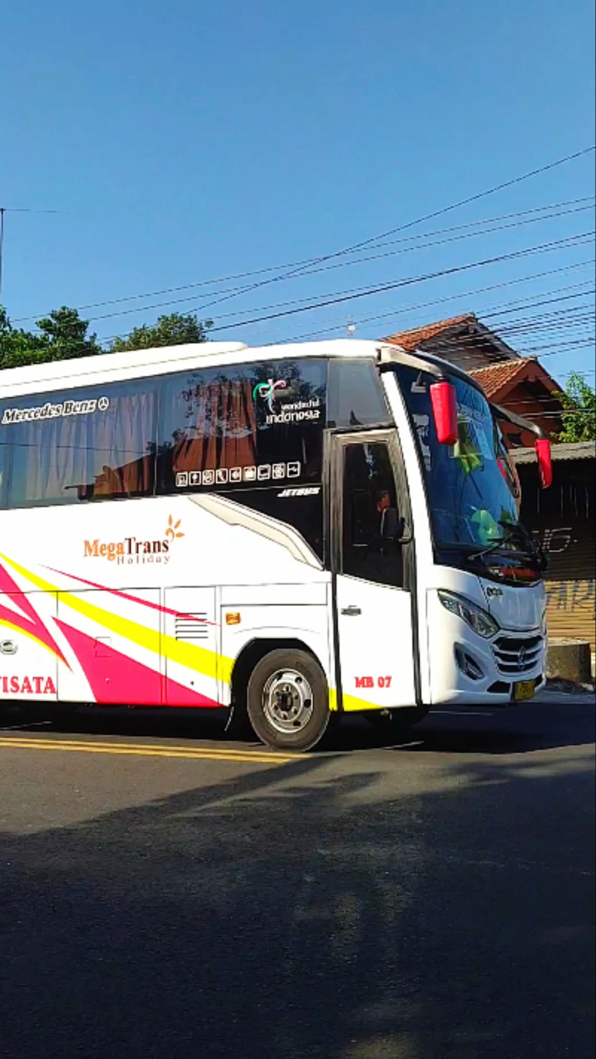 Mega Trans Bandung OF917: Lebih dari Sekedar Bus Pariwisata