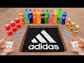 Logo adidas dans le trou avec perles deau cocacola mentos et sodas populaires