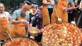 Cooking tofu and egg noodles for old people in the park、