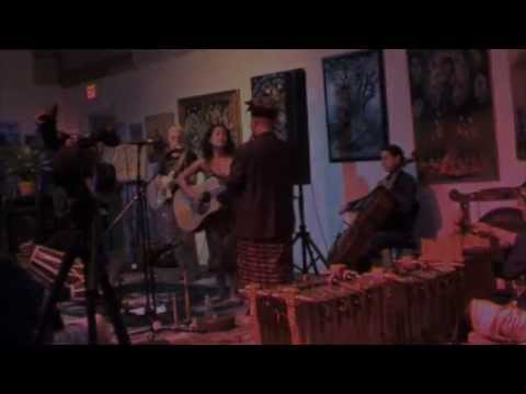 Guarda Miracles And Wonders © 2012 Lisa Graciano/Purnama Music (BMI) su YouTube Guarda Miracles And Wonders © 2012 Lisa Graciano/Purnama Music (BMI) su YouTube