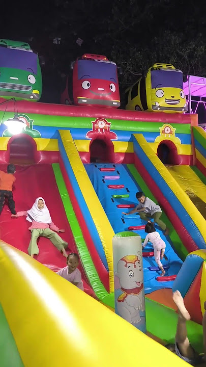 istana balon merah hijau