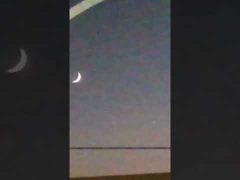 منظر جميل للبحر و الهلال في الليل 