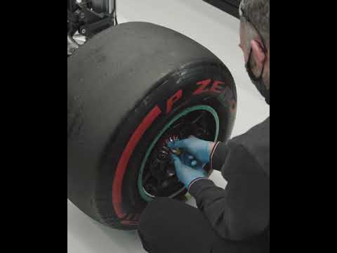 Mercedes removing Bottas's wheel nut