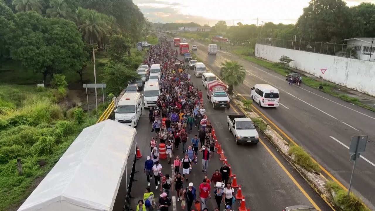 New migrant caravan rushes to US | VOA News - YouTube