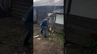 Разбор старого дома в деревне