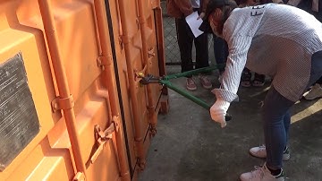 TAN CANG STC - Thực hành cắt seal kiểm hóa bởi sinh viên Trường Đại Học Tôn Đức Thắng