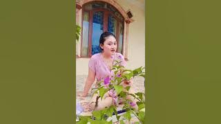 Duduk santai di depan teras rumah sambil makan es cream di balik bunga kertas part3
