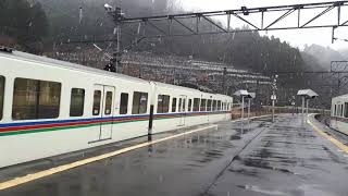 雪の降る吾野駅を西武4000系が発車する動画