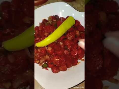 هوت دوج بالبصل والفلفل والطماطم