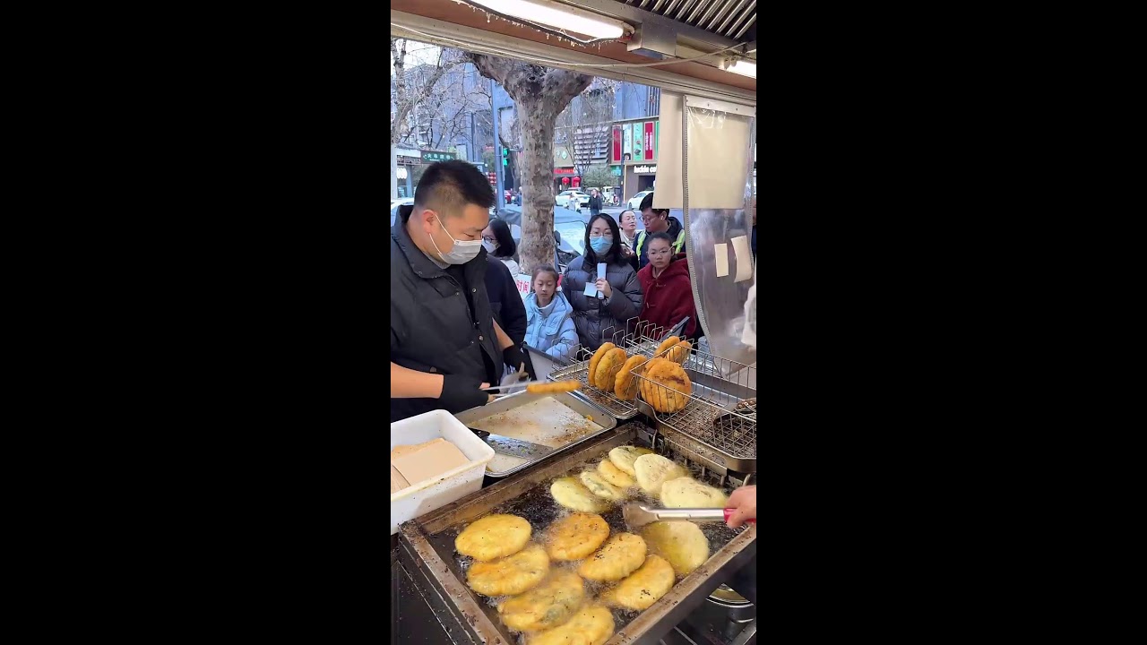 Enjoying delicious food - 纵览美食直播