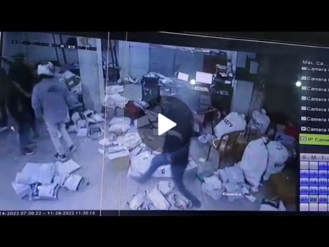 सीतामढ़ी में कूरियर कंपनी के ऑफिस में बदमाशों ने की लूटपाट, वारदात CCTV में कैद