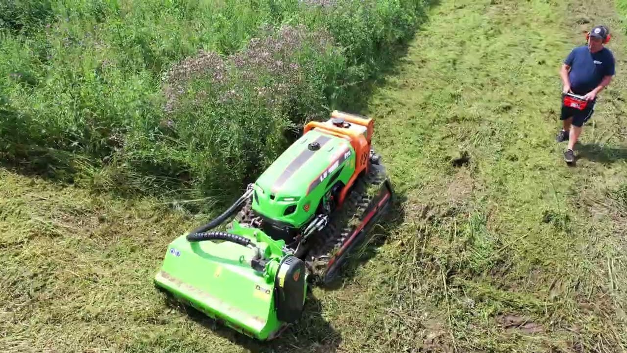 Ferngesteuerte Mähraupe MDB LV 400 Pro mit Mulchkopf im Einsatz auf kleiner Wildwiese