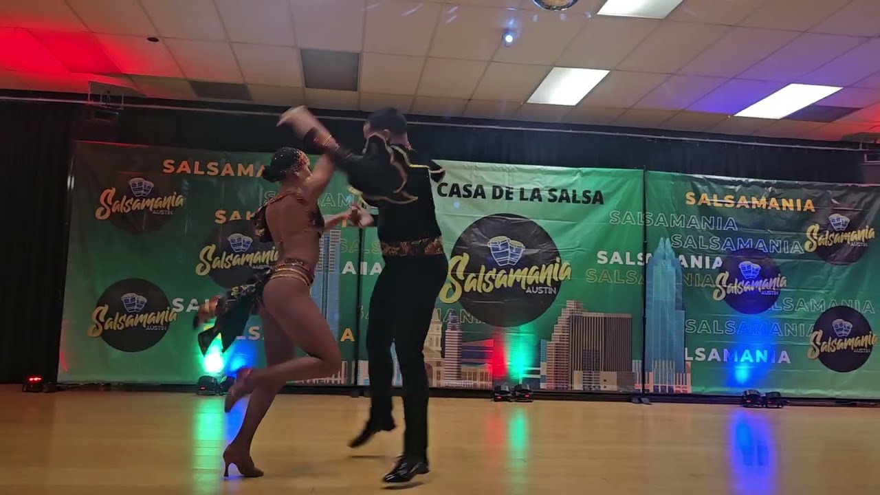 Angel y Stephanie at Salsamania Austin