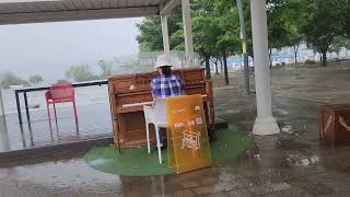 한강. 장대비가 내리는 날 피아노 연주. 서울. Han River. Playing the piano on a rainy day. seoul. 漢江。大雨が降る日のピアノ演奏。