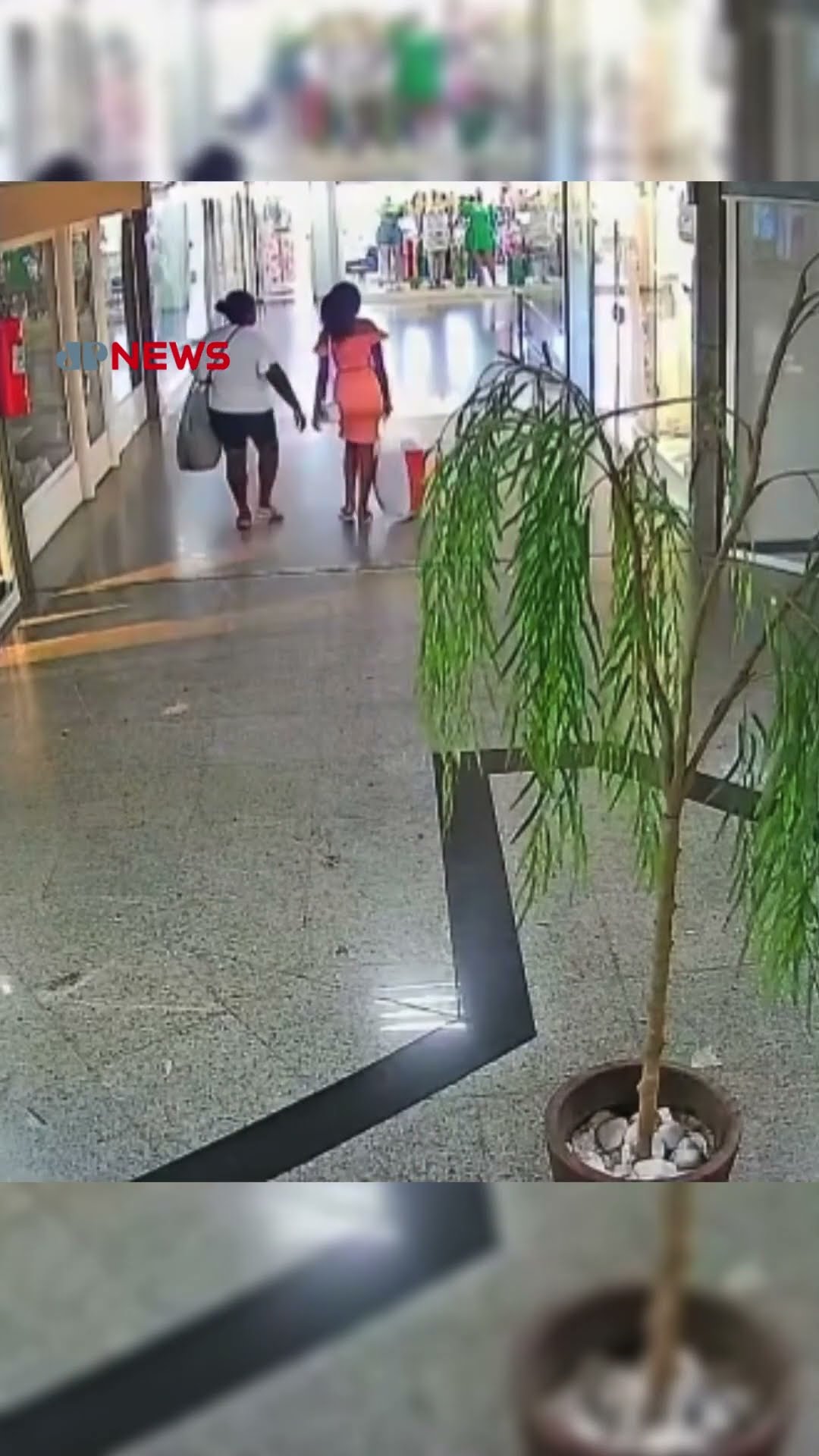 Mulher incendeia loja e causa explosão em shopping de Campos (RJ); assista