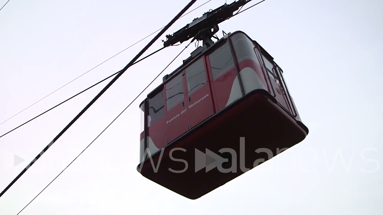 Tragedia funivia Stresa-Mottarone: le immagini della cabina ferma in aria