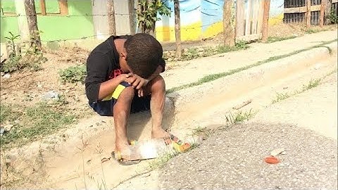 Niño recoge basura para sobrevivir mira este triste final