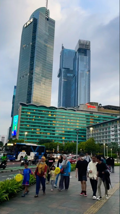 Jakarta Keren! ramai bundaran HI jakarta sore hari #jakarta #cityvibes #cityvideo #jakartavibes