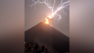 Wild video shows lightning strike hit erupting volcano Resimi