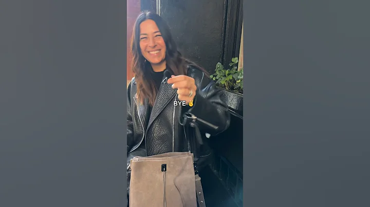 What’s in my Bag (as a minimalist). I’m more about the outside of the bag than what’s in it 🤷🏻‍♀️